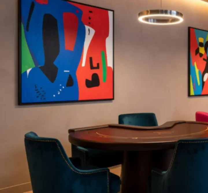 Detail moderního interiéru restaurace Bohema Live s barevnými světly a komfortním sezením.